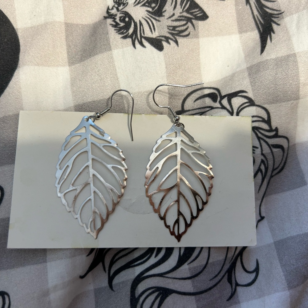 Silver leaf earrings NEW
